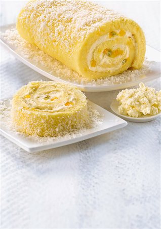 simsearch:652-05807884,k - Rolled sponge cake wth Brousse cream,coconut,passion fruit mango filling Stockbilder - Lizenzpflichtiges, Bildnummer: 825-07077014