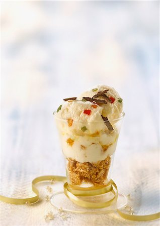 Nougat ice cream, Fontainebleau with nougatine and chocolate flakes Stock Photo - Rights-Managed, Code: 825-07077019