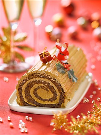 simsearch:652-05808645,k - Christmas coffee log cake decorated with Santa Claus Foto de stock - Con derechos protegidos, Código: 825-07077041