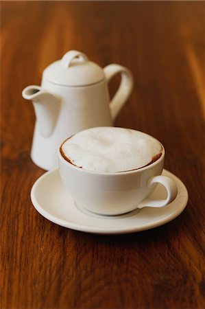 Cup of hot chocolate topped with whipped cream and chocolate pot Foto de stock - Con derechos protegidos, Código: 825-07077062