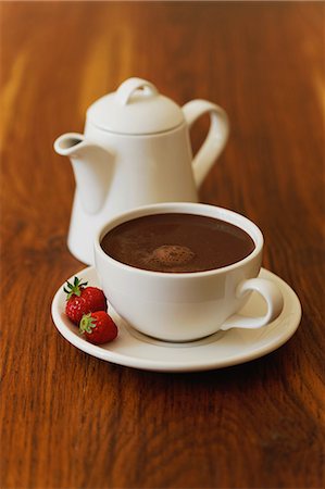 simsearch:652-05807411,k - Cup of hot chocolate  and chocolate pot Photographie de stock - Rights-Managed, Code: 825-07077063