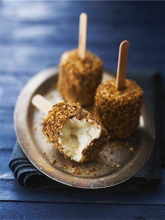 simsearch:652-07655810,k - Homemade ice cream bars Photographie de stock - Rights-Managed, Code: 825-07077082