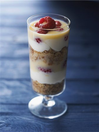 simsearch:825-07077483,k - Raspberry trifle Photographie de stock - Rights-Managed, Code: 825-07077108