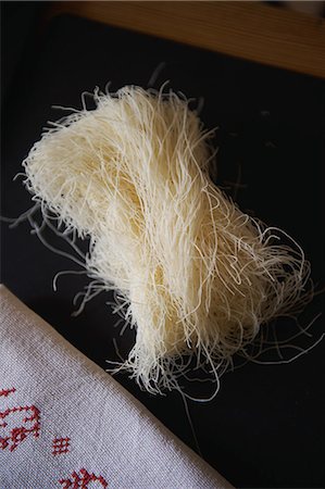 Uncooked angel hair pasta Stockbilder - Lizenzpflichtiges, Bildnummer: 825-07077114