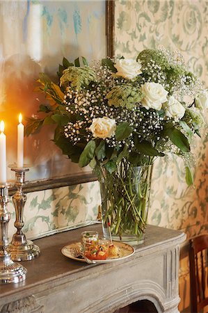 simsearch:652-05807648,k - Verrine duo on a mantlepiece with candles and flowers Stock Photo - Rights-Managed, Code: 825-07077110