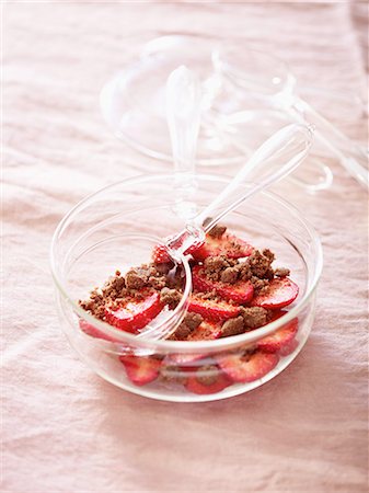 Strawberry fruit salad with crumbled chocolate cookies Photographie de stock - Rights-Managed, Code: 825-07077121