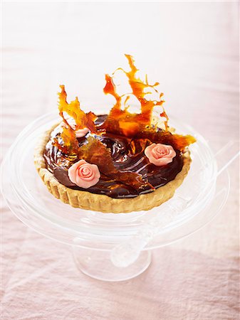 simsearch:652-05807143,k - Chocolat-caramel tartlet Foto de stock - Con derechos protegidos, Código: 825-07077151