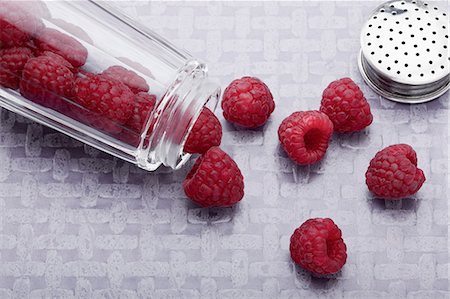 simsearch:825-07077864,k - Raspberries in a sugar pot Photographie de stock - Rights-Managed, Code: 825-07077205