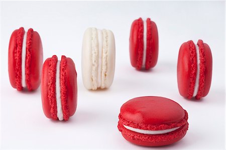 simsearch:652-03801546,k - Strawberry and coconut macaroons Photographie de stock - Rights-Managed, Code: 825-07077217