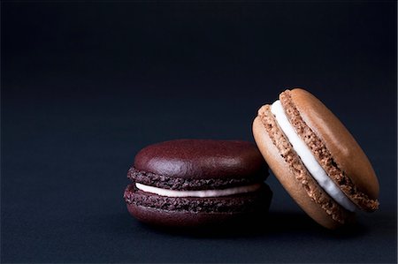 simsearch:652-07655228,k - Chocolate and coffee macaroons Stockbilder - Lizenzpflichtiges, Bildnummer: 825-07077224