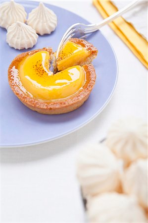 simsearch:652-07655526,k - Lemon curd tartlet and mini meringues Photographie de stock - Rights-Managed, Code: 825-07077225