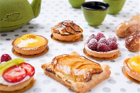 simsearch:652-05808734,k - Assorted pastries Photographie de stock - Rights-Managed, Code: 825-07077223