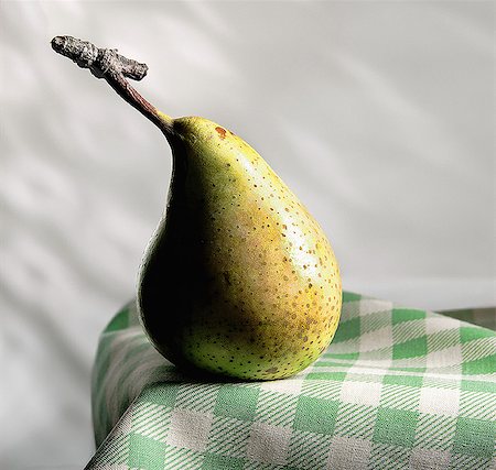 simsearch:825-07078261,k - Still life with pear Fotografie stock - Rights-Managed, Codice: 825-07077235