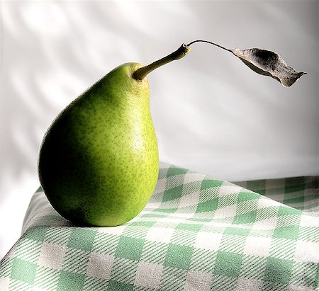 simsearch:825-07078261,k - Still life with pear Fotografie stock - Rights-Managed, Codice: 825-07077236