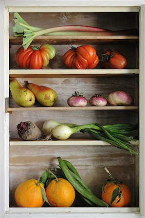 Fruit and vegetables in a larder Foto de stock - Direito Controlado, Número: 825-07077230