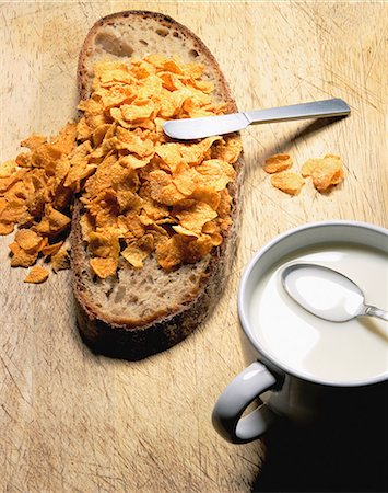 soplar velas - Slice of bread,cornflakes and a cup of milk Foto de stock - Con derechos protegidos, Código: 825-07077242