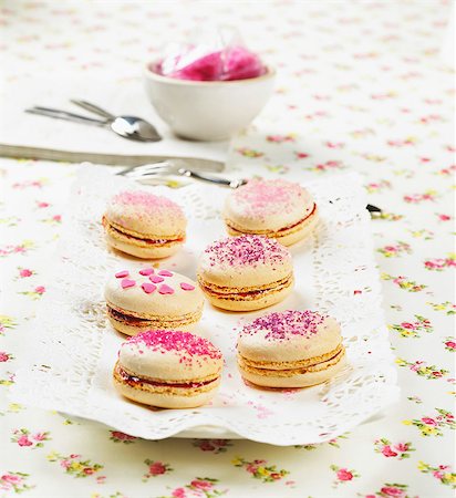 simsearch:825-07076853,k - White chocolate and raspberry macaroons Photographie de stock - Rights-Managed, Code: 825-07077316