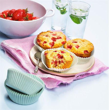 simsearch:652-07656025,k - Strawberry muffins Stockbilder - Lizenzpflichtiges, Bildnummer: 825-07077318