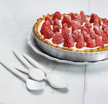 simsearch:652-05807921,k - Strawberry tart Stock Photo - Rights-Managed, Code: 825-07077340