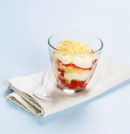 simsearch:825-07522470,k - Individual strawberry tiramisu Photographie de stock - Rights-Managed, Code: 825-07077342