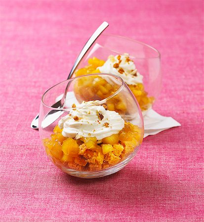 simsearch:652-07655598,k - Caramelized apple,gingerbread and whipped cream Verrine Foto de stock - Con derechos protegidos, Código: 825-07077343