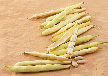 simsearch:825-07076714,k - White haricot beans in their pods Foto de stock - Con derechos protegidos, Código: 825-07077372