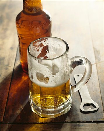 enfoque selectivo - Tankard and bottle of beer Foto de stock - Con derechos protegidos, Código: 825-07077409