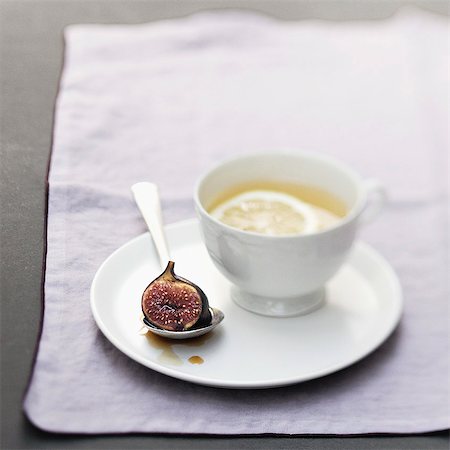 simsearch:652-07656025,k - Spoonful of roast fig with honey Stockbilder - Lizenzpflichtiges, Bildnummer: 825-07077435