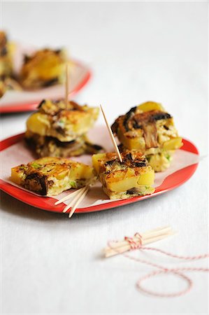 simsearch:825-07652842,k - Mushroom tortilla appetizers Stockbilder - Lizenzpflichtiges, Bildnummer: 825-07077448