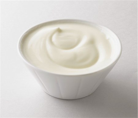 simsearch:825-07077365,k - Bowl of cream Stockbilder - Lizenzpflichtiges, Bildnummer: 825-07077476