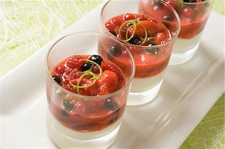 simsearch:825-06815387,k - Summer fruit salad Verrine Foto de stock - Con derechos protegidos, Código: 825-07077477