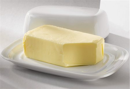 Slab of butter in a china butter dish Stockbilder - Lizenzpflichtiges, Bildnummer: 825-07077470