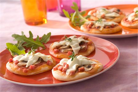 simsearch:825-07077700,k - Mushroom and diced ham mini pizzas Foto de stock - Con derechos protegidos, Código: 825-07077487