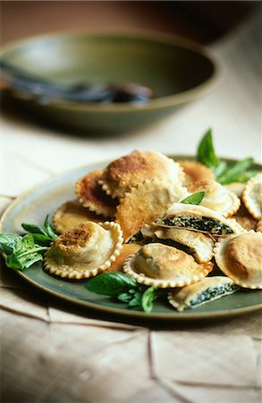 ravioli - Spinach raviolis Photographie de stock - Rights-Managed, Code: 825-07077497