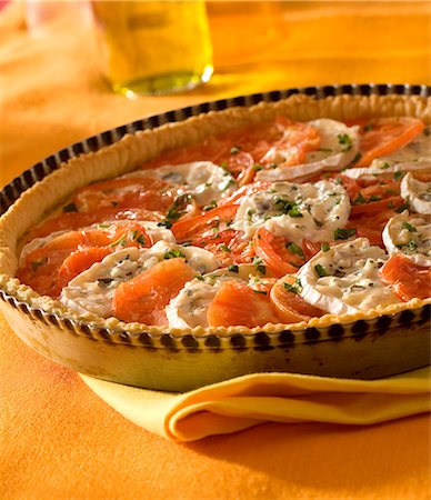 simsearch:825-07076879,k - Tomato and Blue de Bresse savoury tart Photographie de stock - Rights-Managed, Code: 825-07077506