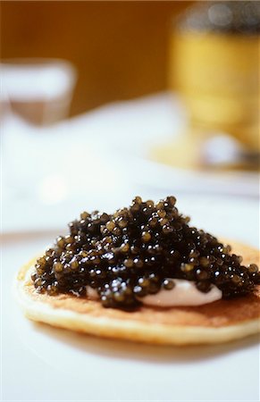 Blini with lumpfish roe Stockbilder - Lizenzpflichtiges, Bildnummer: 825-07077502