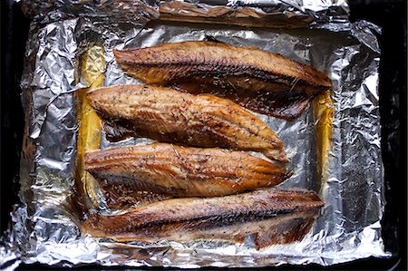 simsearch:825-07077114,k - Oven-baked spicy smoked mackerels Foto de stock - Con derechos protegidos, Código: 825-07077515