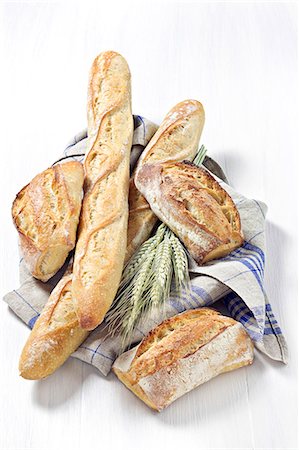 dish cloth - Traditional baguettes and bread loaves Foto de stock - Con derechos protegidos, Código: 825-07077608