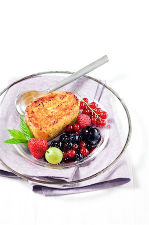 simsearch:825-07077874,k - French toast with summer fruit Photographie de stock - Rights-Managed, Code: 825-07077613