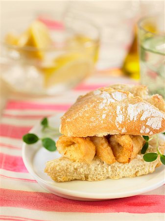 simsearch:652-03802819,k - Fried calamary sandwich Photographie de stock - Rights-Managed, Code: 825-07077668