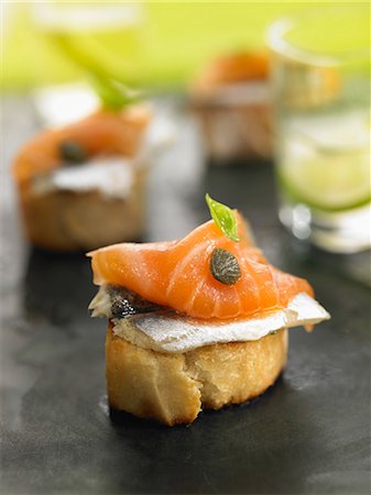 simsearch:825-03629326,k - Anchovy,smoked salmon and caper crostini Photographie de stock - Rights-Managed, Code: 825-07077677