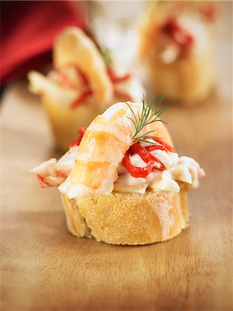 simsearch:825-05987370,k - Chatka,shrimp, piquillo peppers and mayonnaise crostini Stockbilder - Lizenzpflichtiges, Bildnummer: 825-07077679