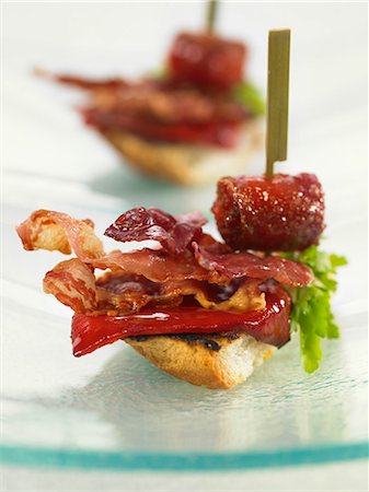 simsearch:825-07077703,k - Chistorra, bacon,Spanish ham and red pepper crostini Stock Photo - Rights-Managed, Code: 825-07077680