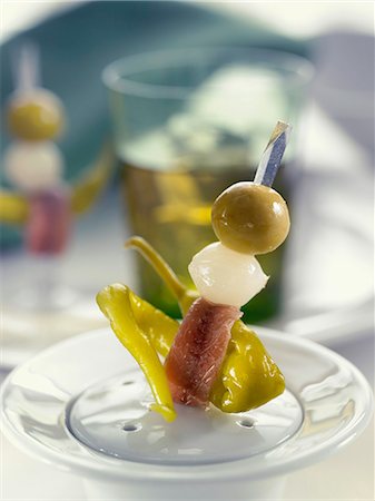 simsearch:825-06047697,k - Anchovy,green pepper,onion and green olive mini brochettes Photographie de stock - Rights-Managed, Code: 825-07077692