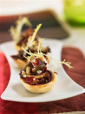 simsearch:825-07077711,k - Mushroom and spanish ham mini tarlets Photographie de stock - Rights-Managed, Code: 825-07077718