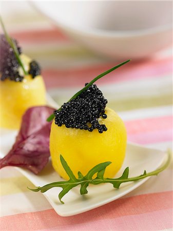 simsearch:652-07656387,k - Potato stuffed with caviar Foto de stock - Con derechos protegidos, Código: 825-07077710