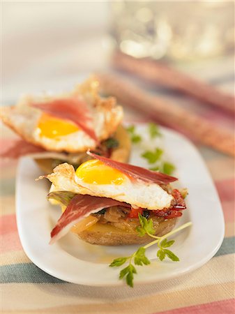 simsearch:825-07077683,k - Potato with pesto,fried quail's egg and Serrano ham Photographie de stock - Rights-Managed, Code: 825-07077711