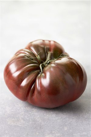 simsearch:825-06816395,k - Black Krim tomato Photographie de stock - Rights-Managed, Code: 825-07077731