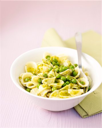 simsearch:825-07599465,k - Pasta with peas and pistachio pesto Photographie de stock - Rights-Managed, Code: 825-07077808