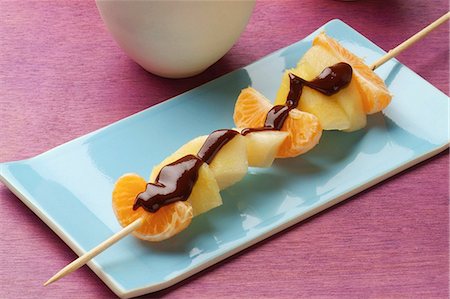 simsearch:652-05808249,k - Fresh fruit brochette with chocolate sauce Photographie de stock - Rights-Managed, Code: 825-07077836